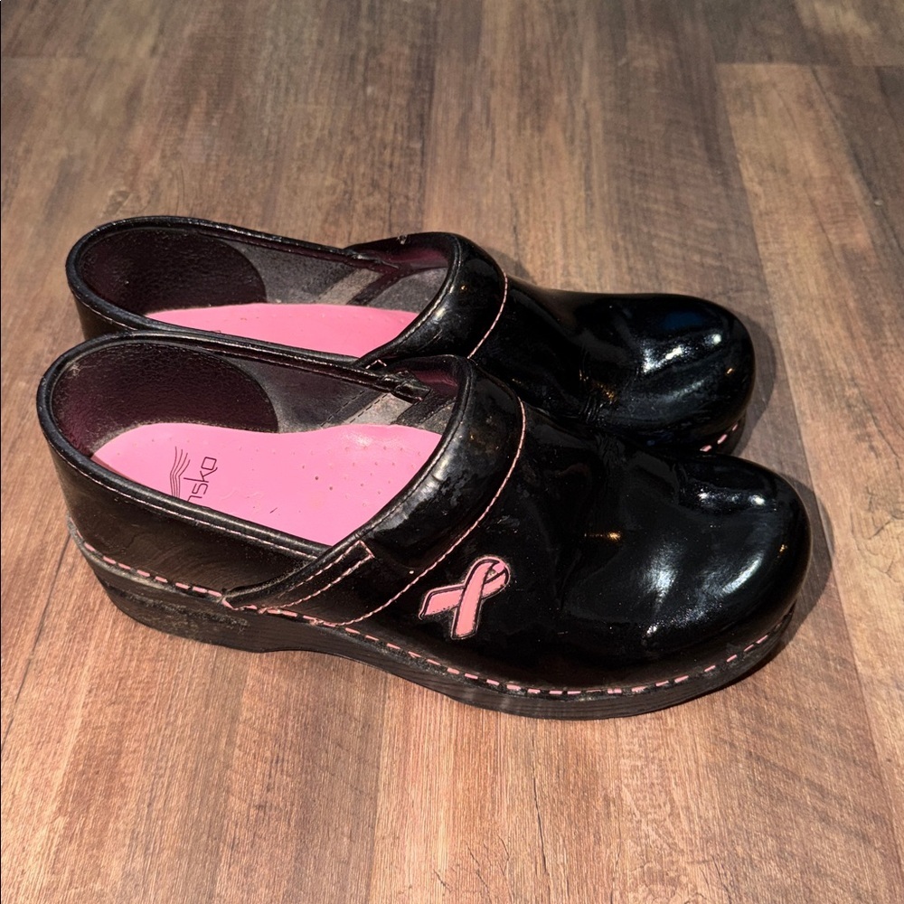 Dansko Nursing Clogs Women’s Black Breast Cancer Awareness Work Shoes EU 39 US 9